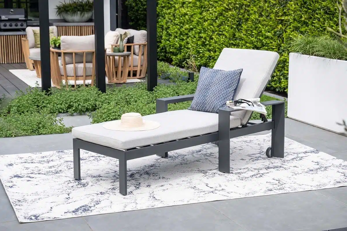 Levanto ligbed carbon black / valley sand